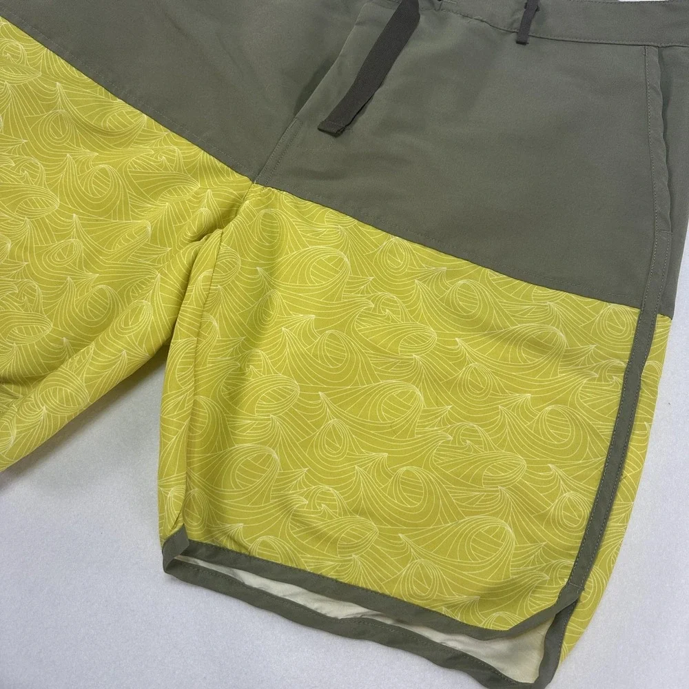 Helly Hansen Board Shorts Mens XL Green Yellow Geometric Surf Swim Trunks UPF 50